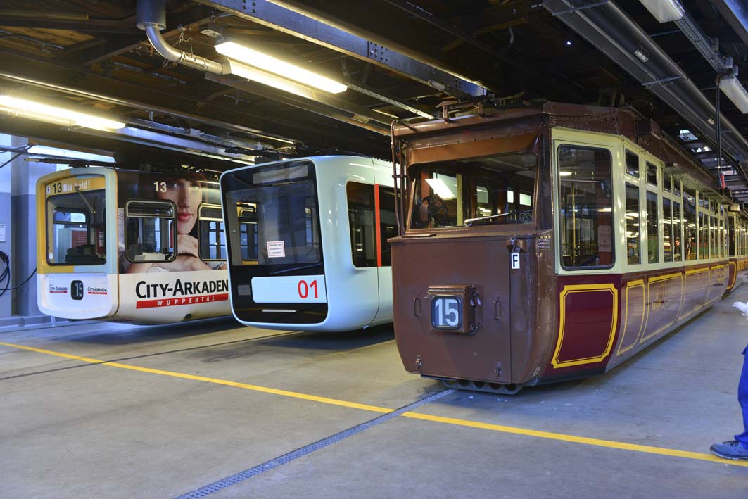 Neue Schwebebahn Wagenteil ACB Testfahrt Wagenhalle Montage Faltenbalg Werkstatt Vohwinkel
